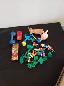 lot 8602 image: lot of old toys