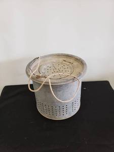 lot 8604 image: minniw bucket