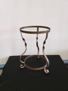 lot 8605 image: metal plant stand
