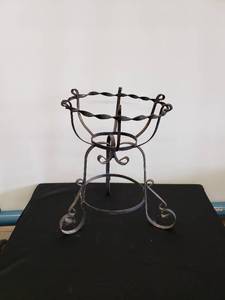 lot 8606 image: metal plant stand