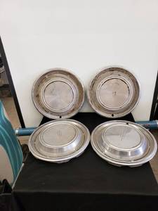 lot 8612 image: set 4 Oldsmobile hub caps