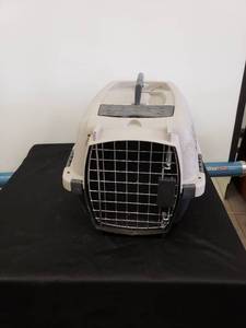 lot 8623 image: pet carrier