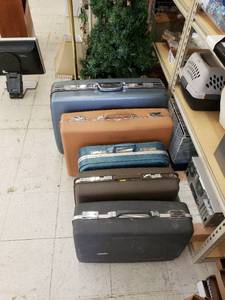 lot 8632 image: lot of 5 old suitcases