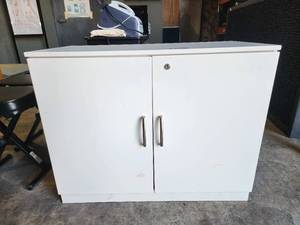 lot 39683 image: Metal Cabinet with Shelves
