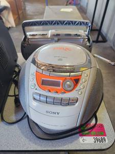 lot 39689 image: Lot of 2 Radios - Sony CD and Lenox Cassette