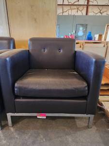 lot 39756 image: Black Vinyl Lounge Chair