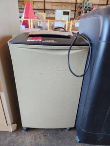 lot 39787 image: Fellowes Powershred Model 2200SC