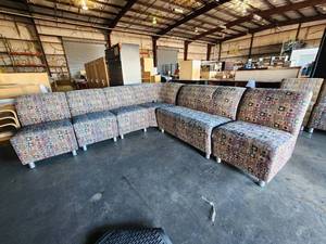 lot 39710 image: Enclave 6ft Sectional W 4 Decorative Chairs&nbsp