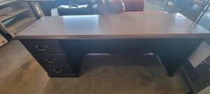 lot 39896 image: 3-Drawer Cherry Wood Desk