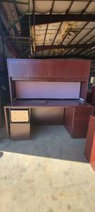 lot 39905 image: Hon Wooden Desk W a Hutch