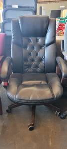 lot 39916 image: Black Leather Rolling Office Chair