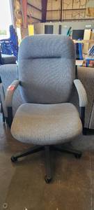 lot 39918 image: Gray Rolling Office Chair
