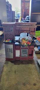 lot 39925 image: Little Tikes Kitchen Play Set W Fake Food