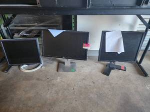lot 45317 image: Lot of 3 Dell Monitors