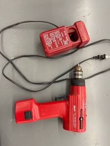 lot 9427 image: Milwaukee drill & charger