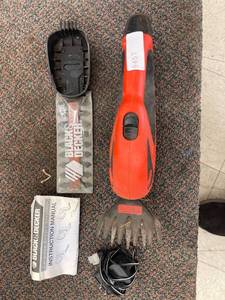 lot 9457 image: hedge trimmers