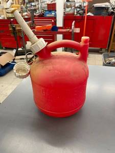 lot 9460 image: 1 14 gallon gas can