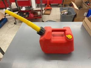 lot 9461 image: 1 gallon gas can