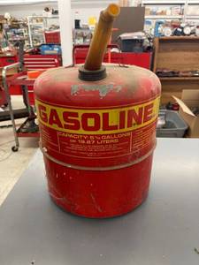 lot 9467 image: craftsman metal 5 gallon gas can