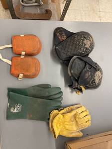 lot 9472 image: gloves & knee pads