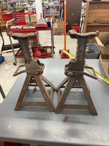 lot 9533 image: black hawk jack stands