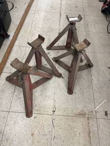 lot 9534 image: 4 jack stands