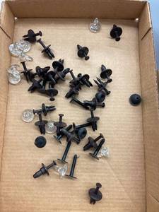 lot 9621 image: plastic clips