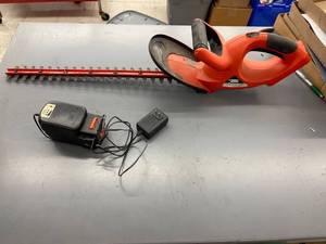 lot 9640 image: black & decker hedge hog