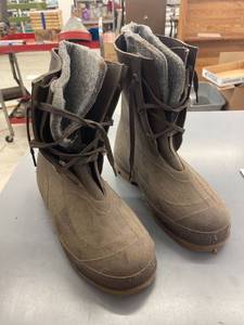 lot 9656 image: Insulated rubber boots size 9