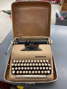 lot 9689 image: vintage smith corona typewriter