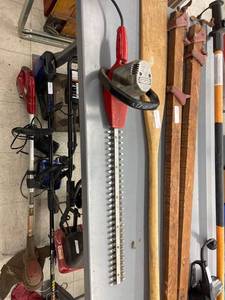 lot 9701 image: craftsman hedge trimmers