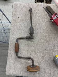 lot 9712 image: hand drill