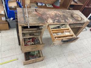lot 9748 image: wood bench and contents