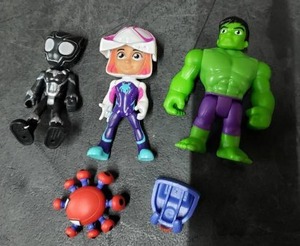 lot 7867 image: Super Hero Mini Figure Collection