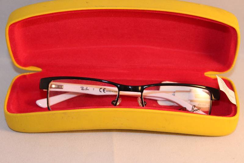 lot 1018 image: RayBan RB 1032