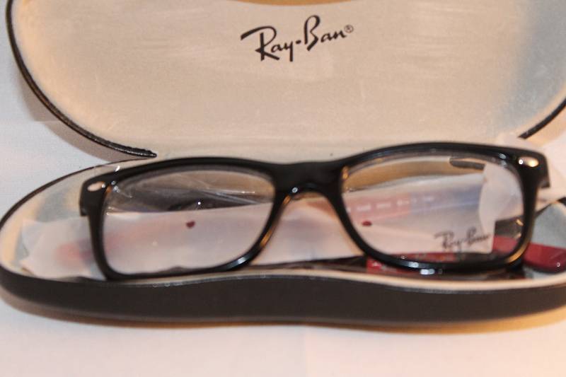 lot 1020 image: RayBan RB 5228
