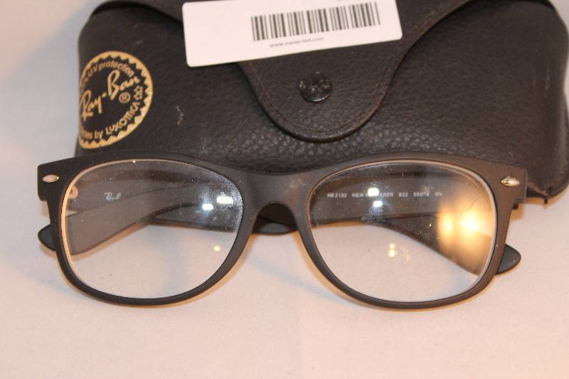 lot 1024 image: RayBan 2132