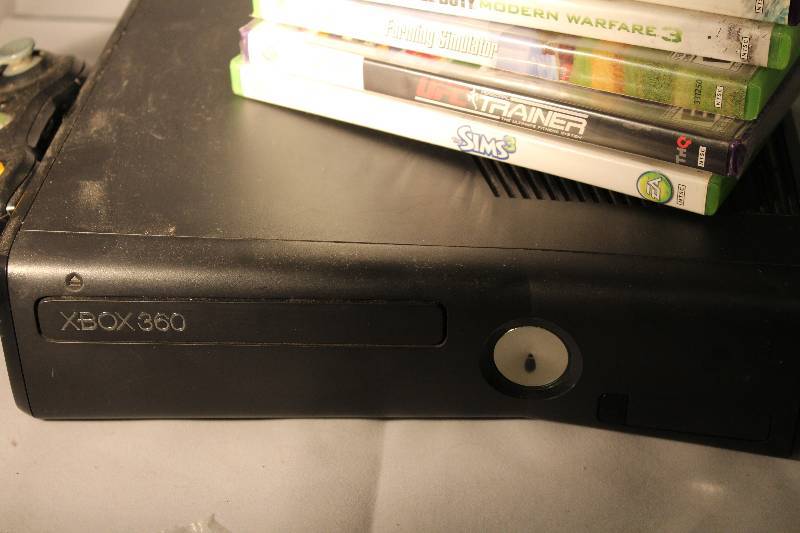 lot 1037 image: Xbox 360 with 13 games
