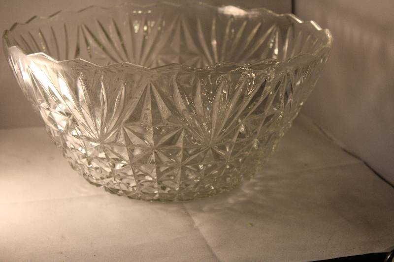 lot 1064 image: Punch Bowl Set 1 Bowl 12 Cups