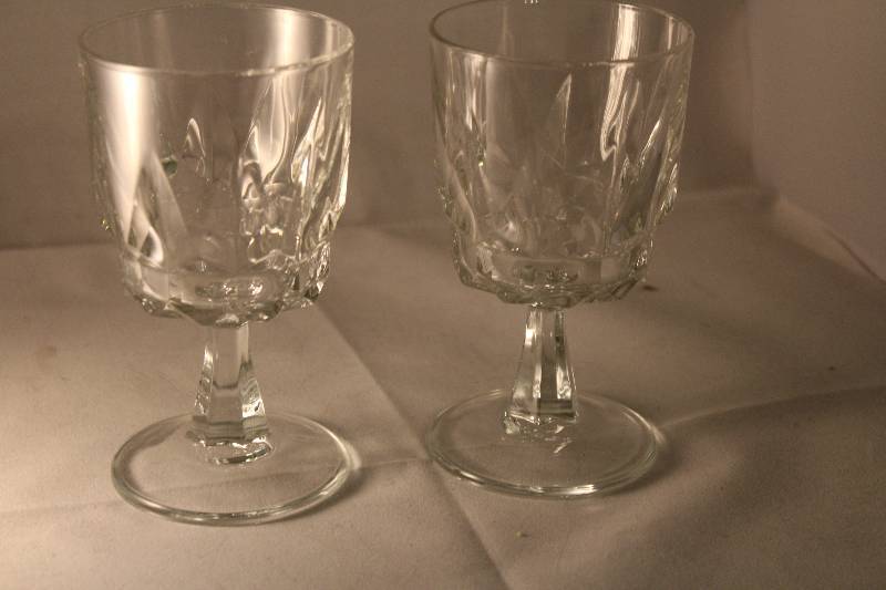 lot 1065 image: 2 Glasses