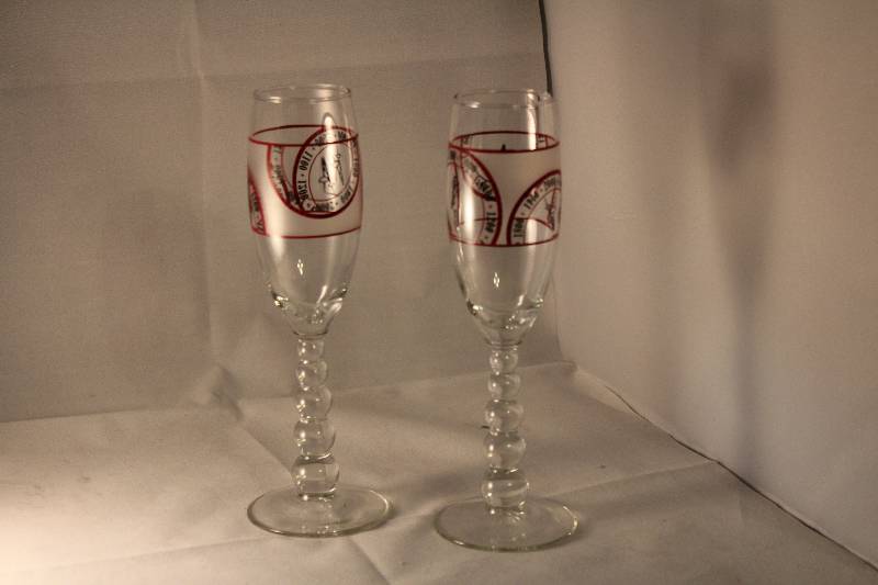 lot 1066 image: 2 Wine Glasses