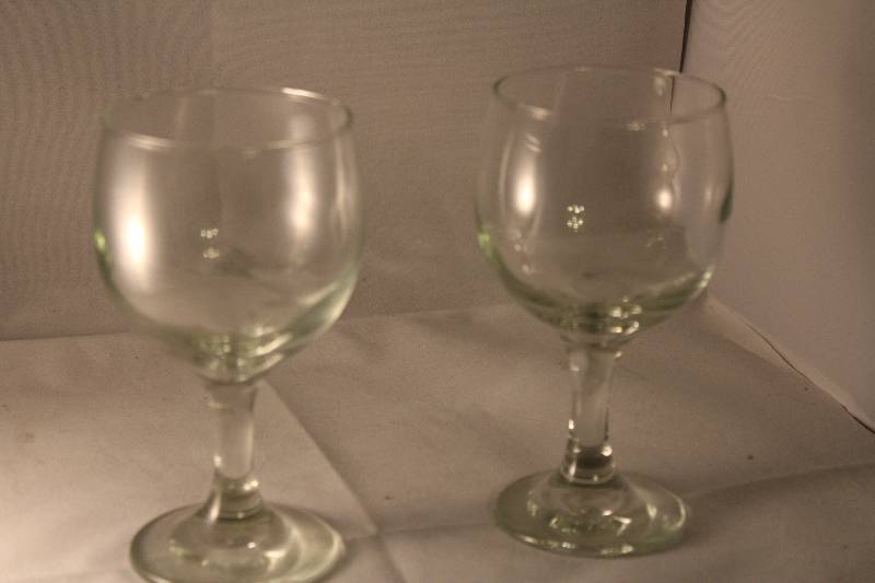 lot 1069 image: 2 Wine Glasses