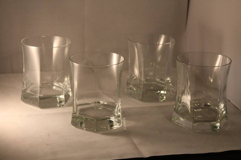 lot 1076 image: 4 Glasses