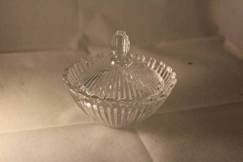 lot 1079 image: Small Covered Dish