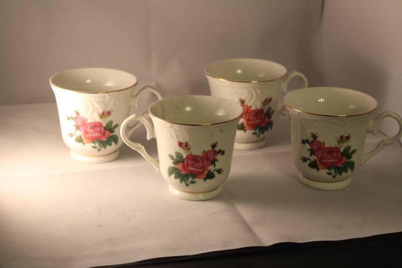 lot 1084 image: 4 Gibson Houseware Coffee Cups Chipped