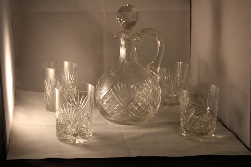 lot 1090 image: Whiskey Decanter w 4 glasses