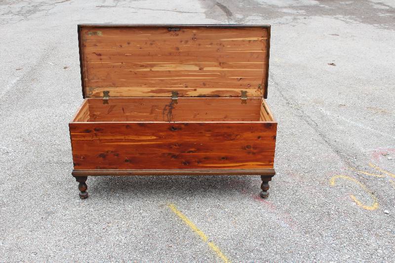 lot 1109 image: Wooden Foot Locker Hope chest