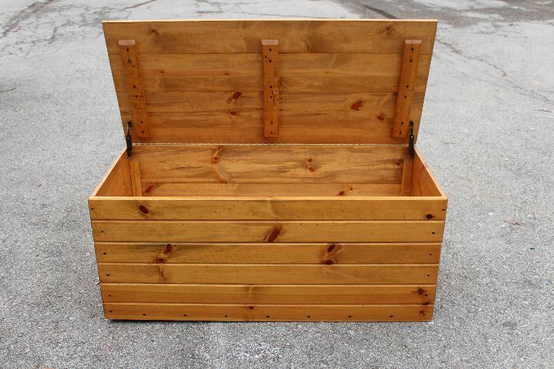 lot 1115 image: FootlockerHope Chest