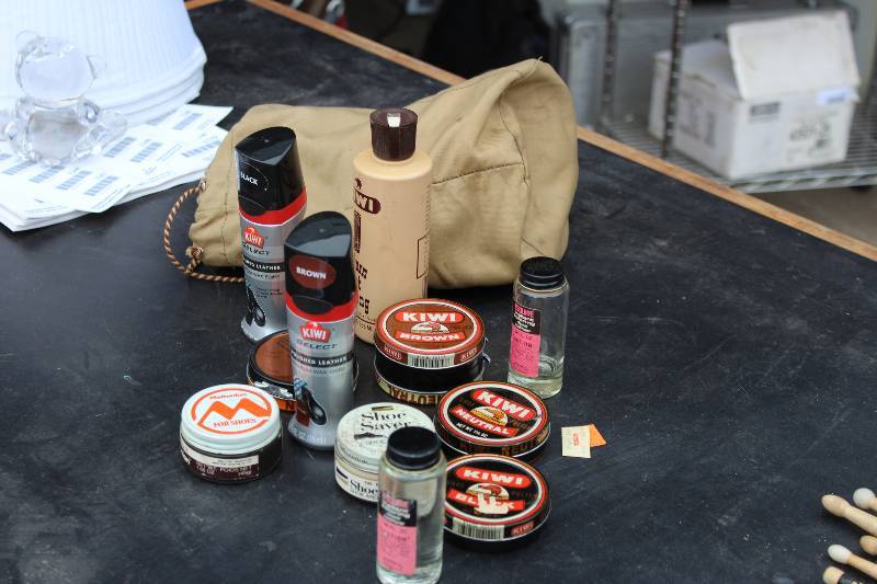 lot 1124 image: ShoeShine Bag