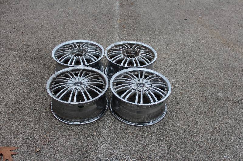 lot 1138 image: 4  Car Wheels, only 2 center caps